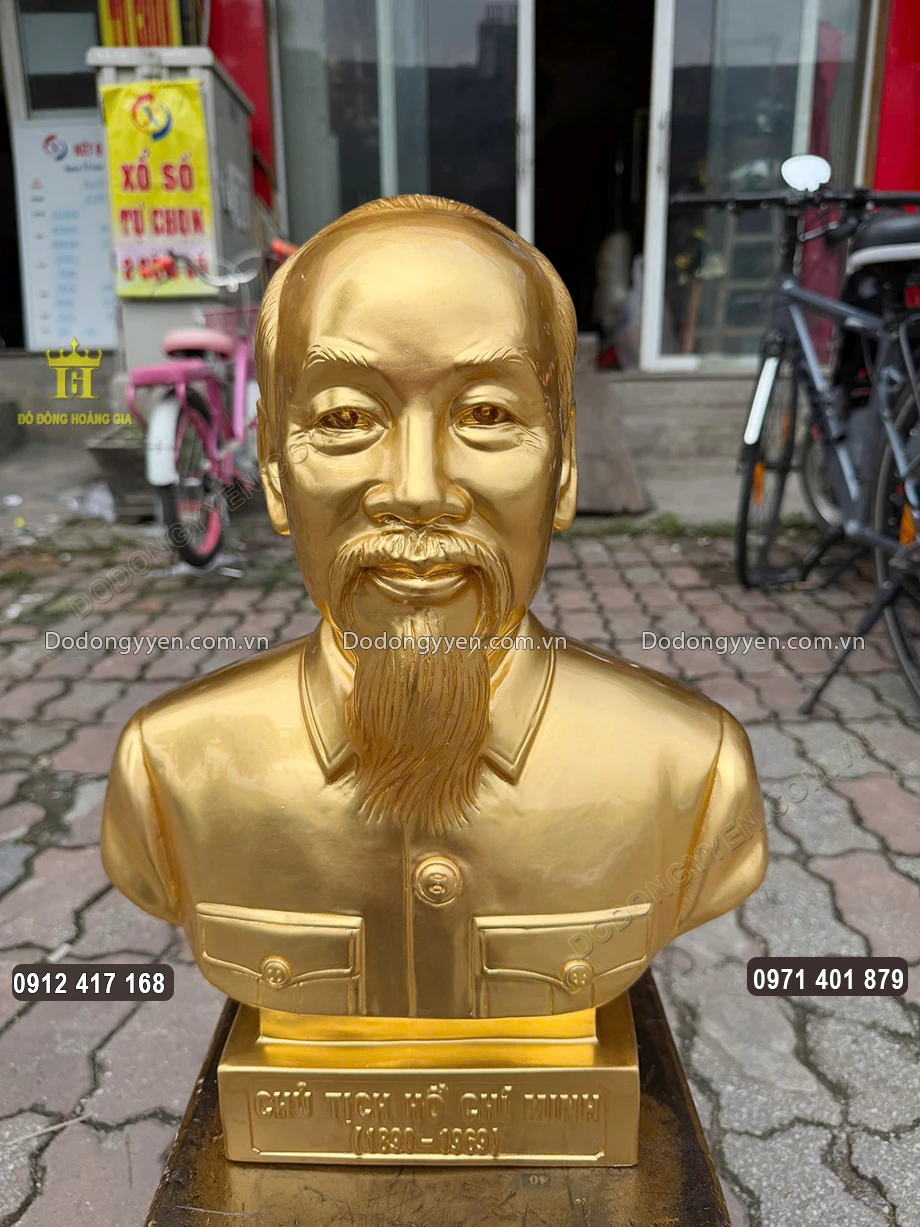 Tượng B&aacute;c Hồ được đ&uacute;c theo d&aacute;ng b&aacute;n th&acirc;n